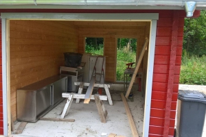 Einbau der Türen und Fenster der linken Garage
