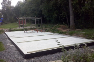 Montage der Fundamentbohlen der rechten Garage