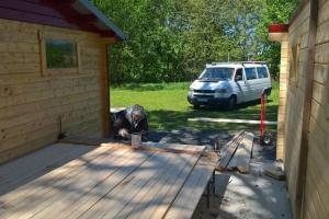 Streicharbeiten an der linken Garage